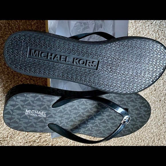 COPY - New in box Michael Kors Sandals available size - Picture 7 of 9